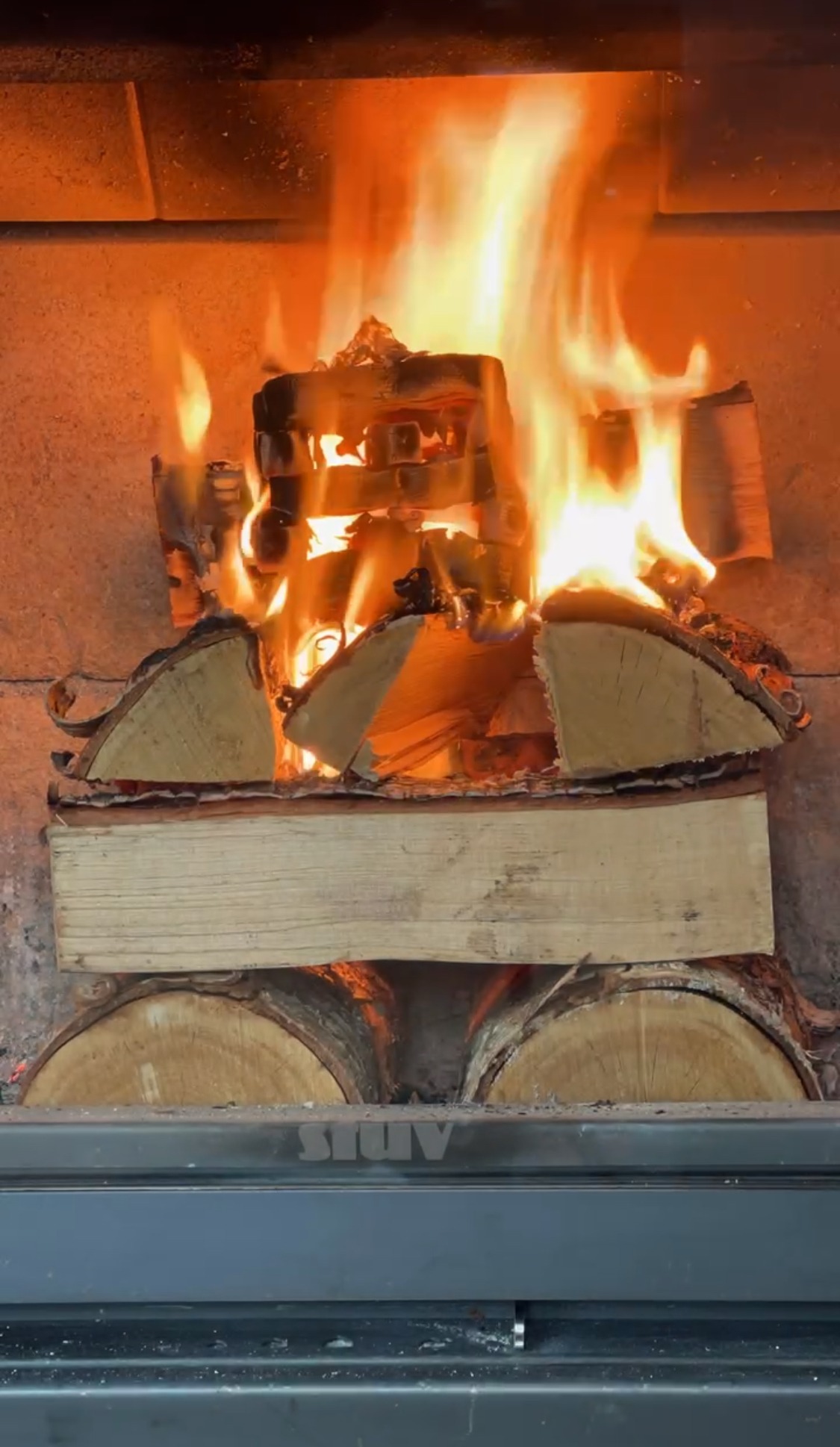 Hot Box ® Firestarter vs Traditional Firelighting: The Ultimate Comparison